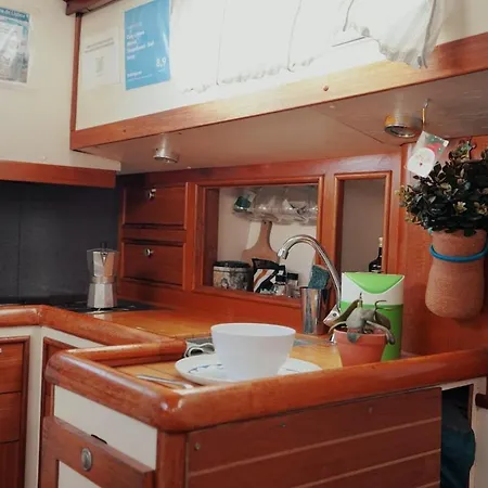 Cozy Marina Sleepaboard - Sail Away Botel Lisbon
