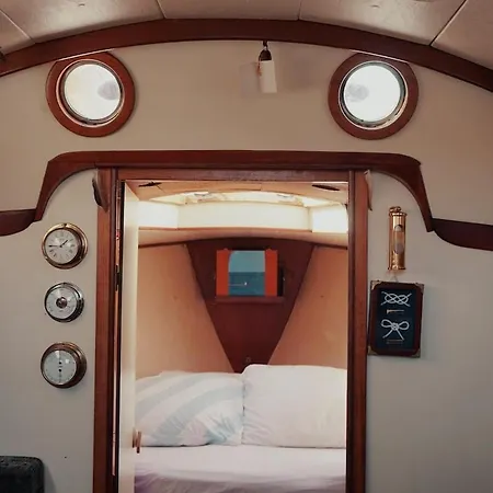 Cozy Marina Sleepaboard - Sail Away Úszó hotel *