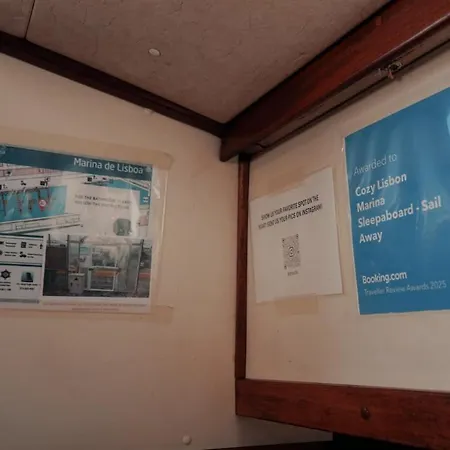 Cozy Marina Sleepaboard - Sail Away Úszó hotel *