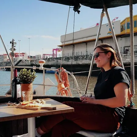 Botel Cozy Marina Sleepaboard - Sail Away Lisbon